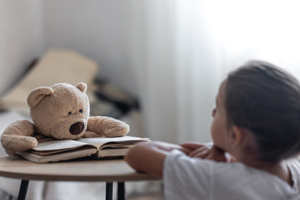 Niño y peluche